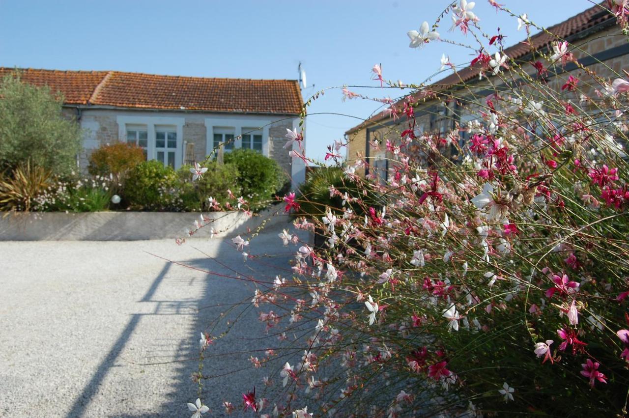 Bed and Breakfast Le Comptoir Des Ecoliers Gémozac Exterior foto